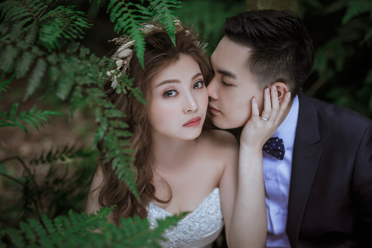 婚禮紀錄的本質 首先來聊聊婚禮紀錄的本質是什麼， 我覺得婚禮中最重要的就是『人』， 婚攝可以把人拍攝很好， 拍出屬於他們自己的情感、美感和故事性， 這是很重要的。